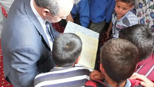 Vali Büyükersoy, öğrencilerle Kur'an-ı Kerim okudu