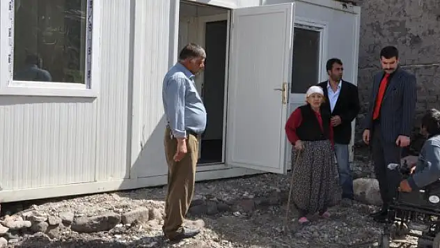 Arguvan Kaymakamlığı'ndan engelli Aslan için konteyner ev yardımı