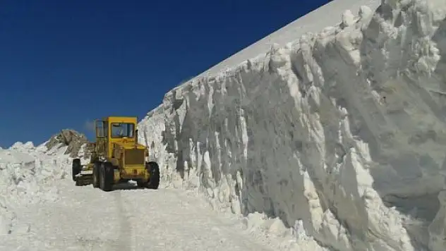 Nemrut Dağı yolunda kar temizliği
