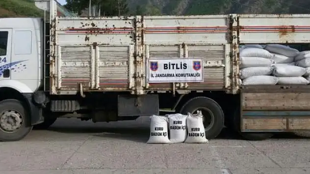 Bitlis'te 10 ton kaçak badem içi yakalandı