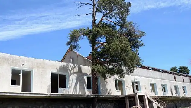Sarıkamış'ta otel yıkımı