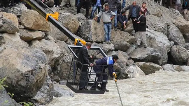 Zap Suyu'na yuvarlanan pikaptaki 5 kişi kayboldu