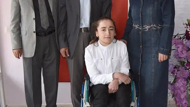 Yürüme engelli genç kızaanlamlı bağış
