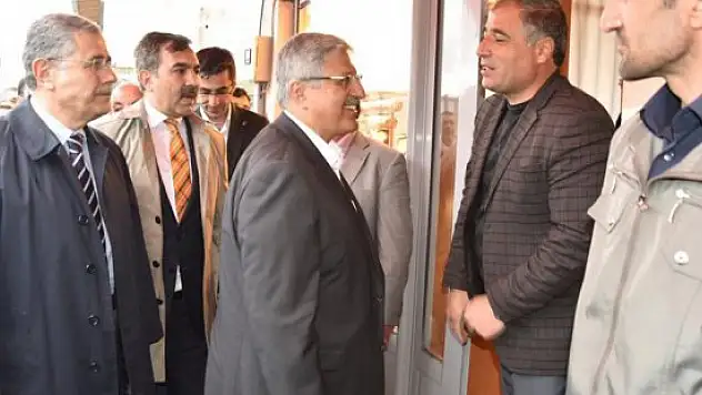 AK Parti Bitlis milletvekili adayları Ahlat ilçesinde esnaf ve vatandaşlarla bir araya geldi.