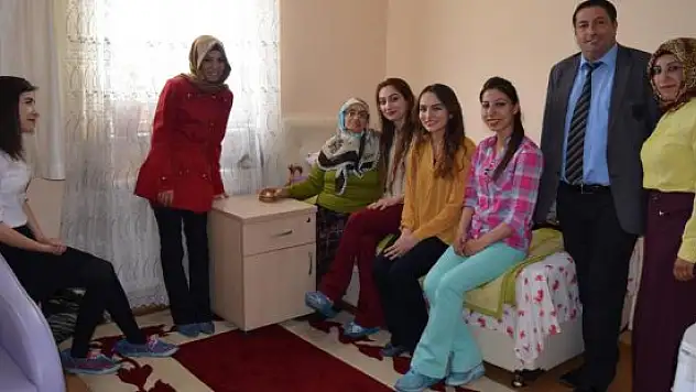 Genç Birlik ve AİÇÜ Uluslararası İlişkiler Kulübü Huzur Evi Ziyareti