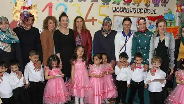 Muradiye'de Anneler Günü kutlaması