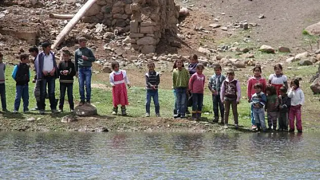 Köprü suya gömüldü, mahalleli mahsur kaldı