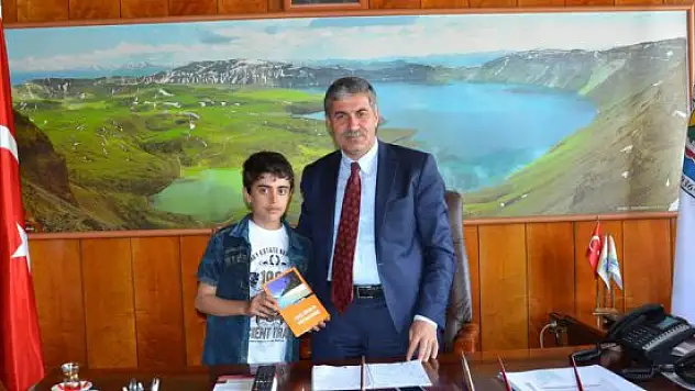 Başkan Aksoy'a yazdığı kitabı hediye etti