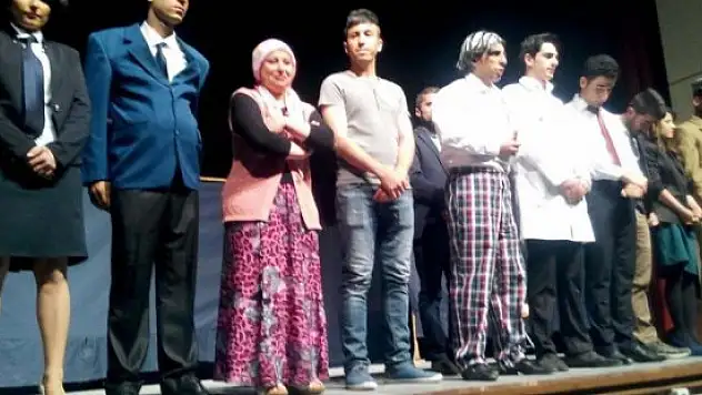 Bitlis'te tiyatro oyunu sahnelendi
