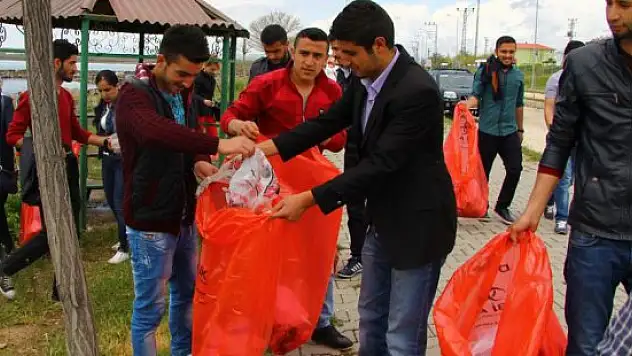 'Van Gölü Kirlenmesin' kampanyası dahilinde Erciş sahilinde temizlik