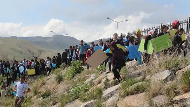Van Gölü Kirlenmesin' kampanyası çerçevesinde Bitlis'in Adilcevaz sahilinde temizlik
