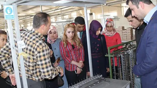 BEÜ öğrencileri optik fabrikasını ziyaret etti