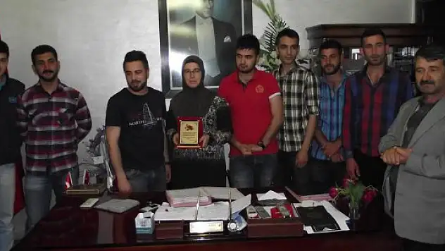 Keban Belediye Başkanı Atlı'ya 'yılın annesi' plaketi