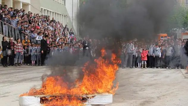 Tatbikatı gerçek sanan veliler okula koştu