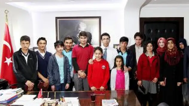 Darende Kaymakamı Kuş'tan başarılı öğrencilere hediye