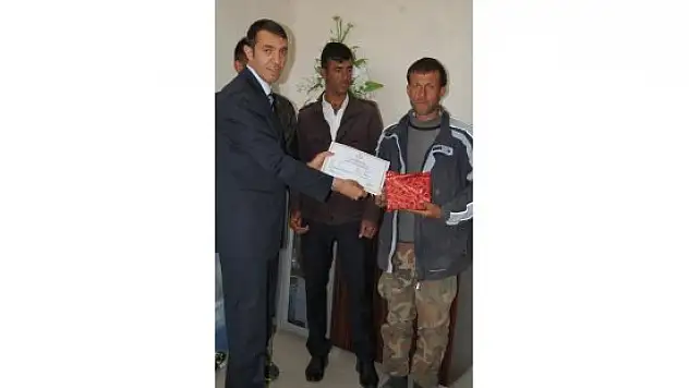 Güroymak'ta okuma yazma kursuna katılanlara setifika verildi