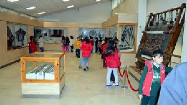 Kars'ta öğrencilerin müze gezisi