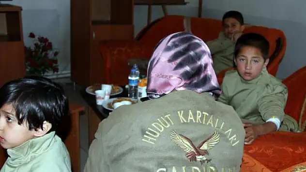 Kaçaklar Mehmetçik ile hayata tutundu