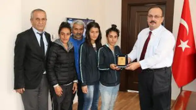 Vali Canbolat, kadın futbol takımını kabul etti