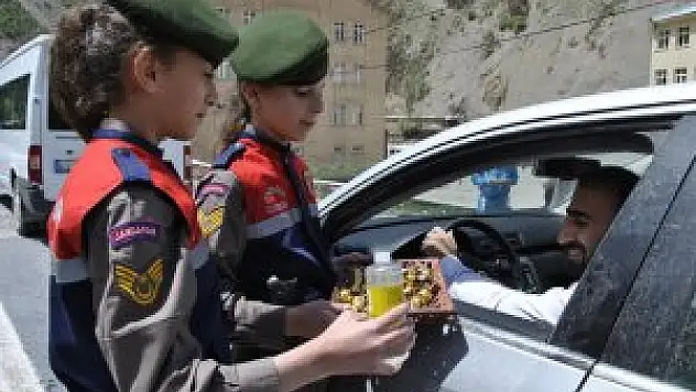 Minik jandarmalar sürücüleri uyardı