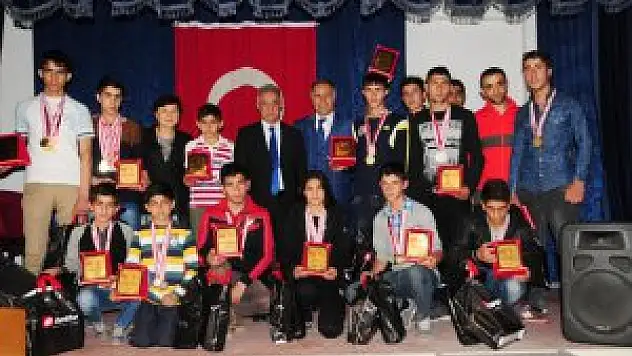 Erciş'te başarılı boksörler ödüllendirildi