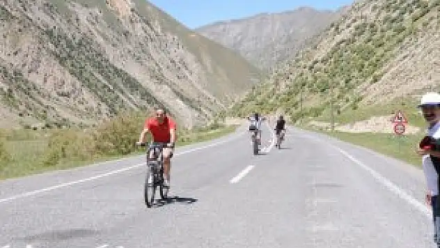 Hakkari'de bisiklet, kros ve rafting heyecanı
