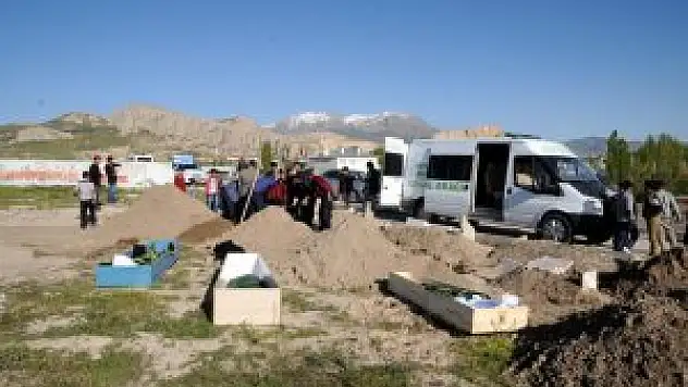 Donarak ölen kaçak göçmenler toprağa verildi