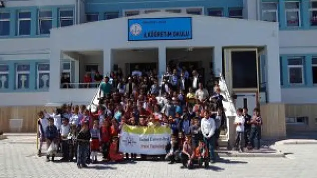 Üniversite öğrencilerinden köy okuluna kütüphane