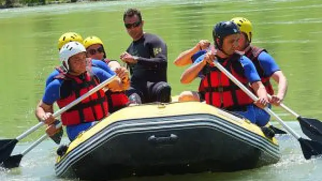 Murat Nehri'nde rafting heyecanı
