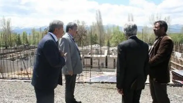 Pasinler Kaymakamı Ada, okul inşaatlarını gezdi