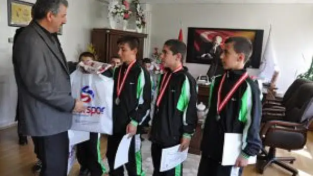 Başarılı sporculardan Müdür Arslan'a ziyaret