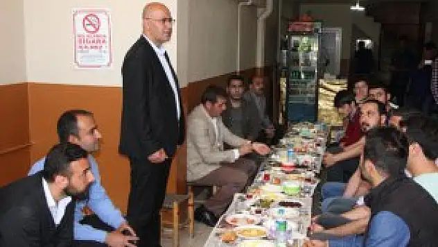 HDP Bingöl Milletvekili adayı Hişyar Özsoy gençlerin daha çok çalışması gerektiğini belirtti.