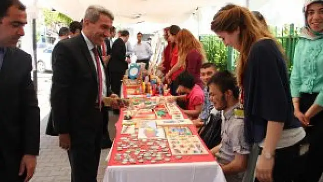 Bingöl'de, zihinsel engelli öğrencilerden sergi