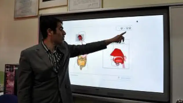 Muş'ta akıllı tahta ile eğitim yaygınlaştı