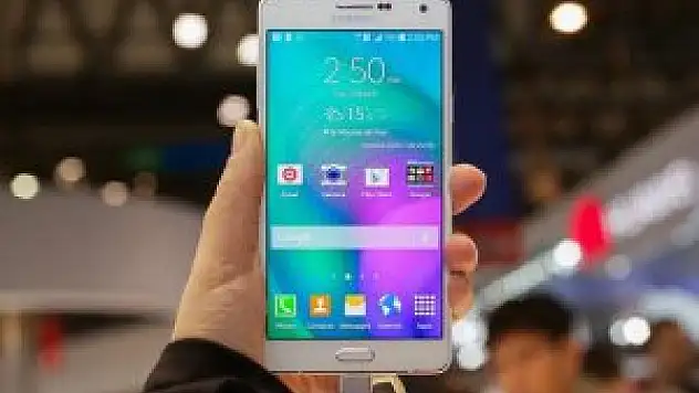 Samsung parmak izi sensörüne sahip Galaxy A8'i hazırlıyor