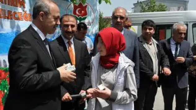 Muş'ta vatandaşlara ücretsiz süt dağıtıldı