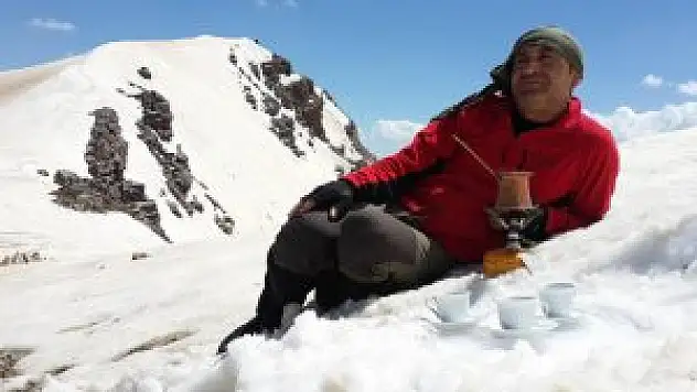 Samur Dağı zirvesinde kahve keyfi