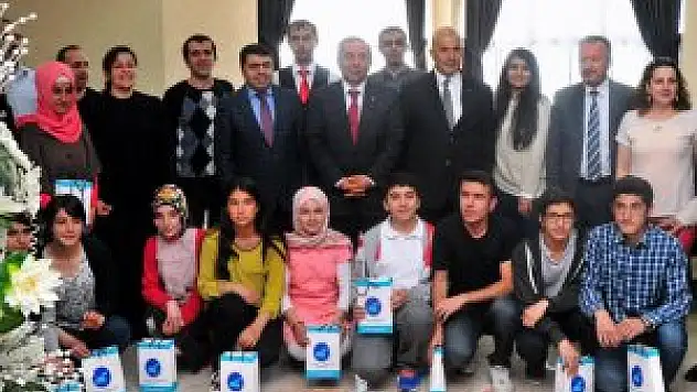 YYÜ'de başarılı öğrencilere yemek verildi