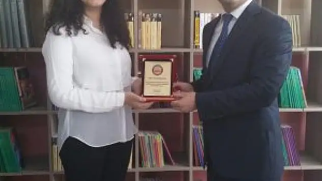 Lise öğrencisinden örnek davranış