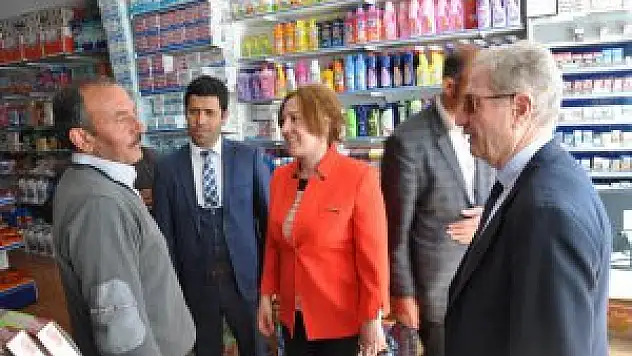 HDP Bitlis milletvekili adayları Adilcevaz ilçesinde esnafı ziyaret ederek destek istedi.
