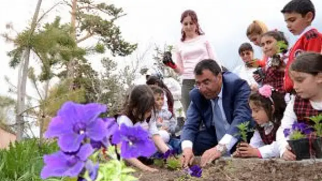 Sarıkamış'ta bin çiçek fidesi toprakla buluştu