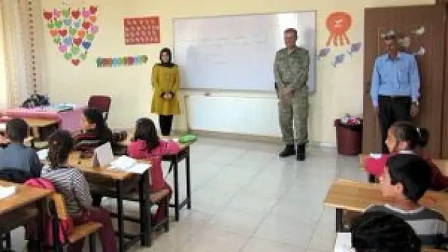 Hakkari'de Mehmetçikten eğitime destek