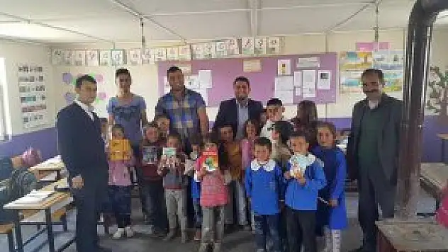 Muradiye'de, 'Her Köy Okuluna Bir Kütüphane' Projesi