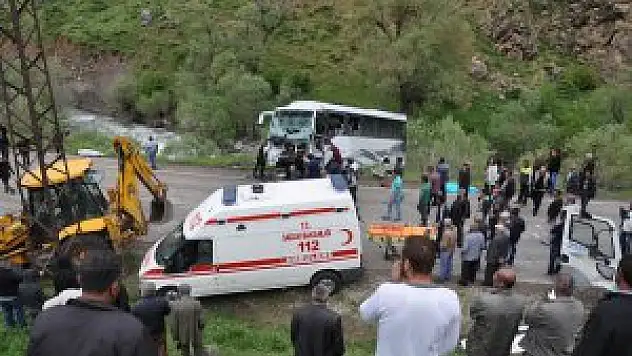 Otobüs ile kamyon çarpıştı: 2 ölü, 31 yaralı