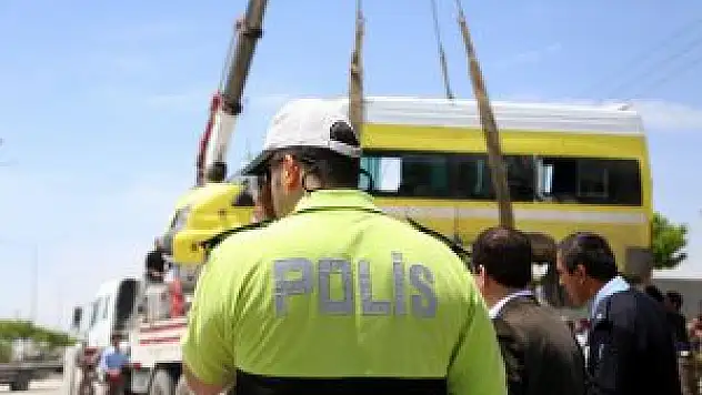 Van'da minibüsle otomobil çarpıştı: 18 yaralı