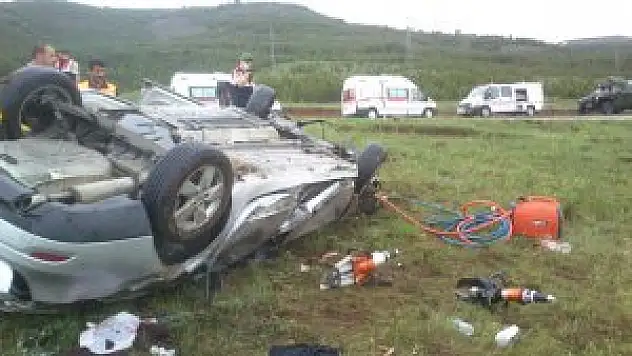 Erzincan'da otomobil şarampole devrildi: 2 ölü, 1 yaralı
