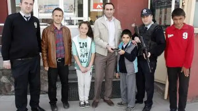 Sarıkamış'ta öğrencilerden örnek davranış