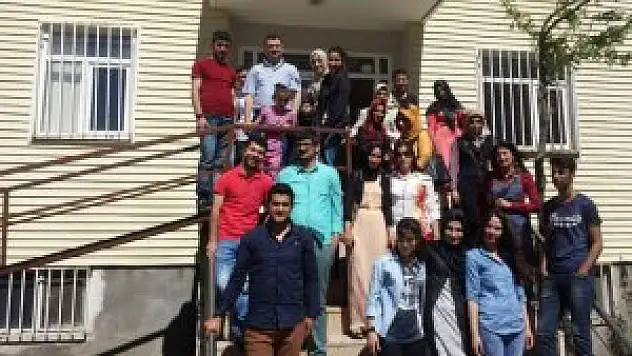 BEÜ öğrencilerinden engelli bakım evine ziyaret