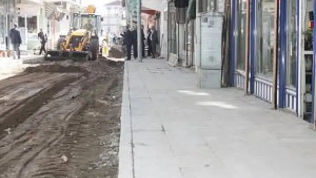 Ahlat Belediyesi kaldırımları yeniliyor