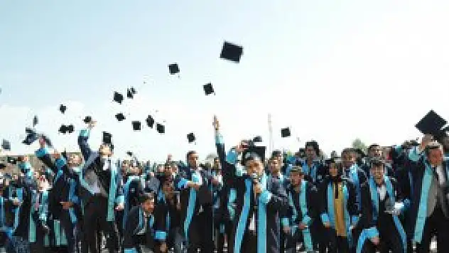 Adilcevaz MYO'da mezuniyet töreni